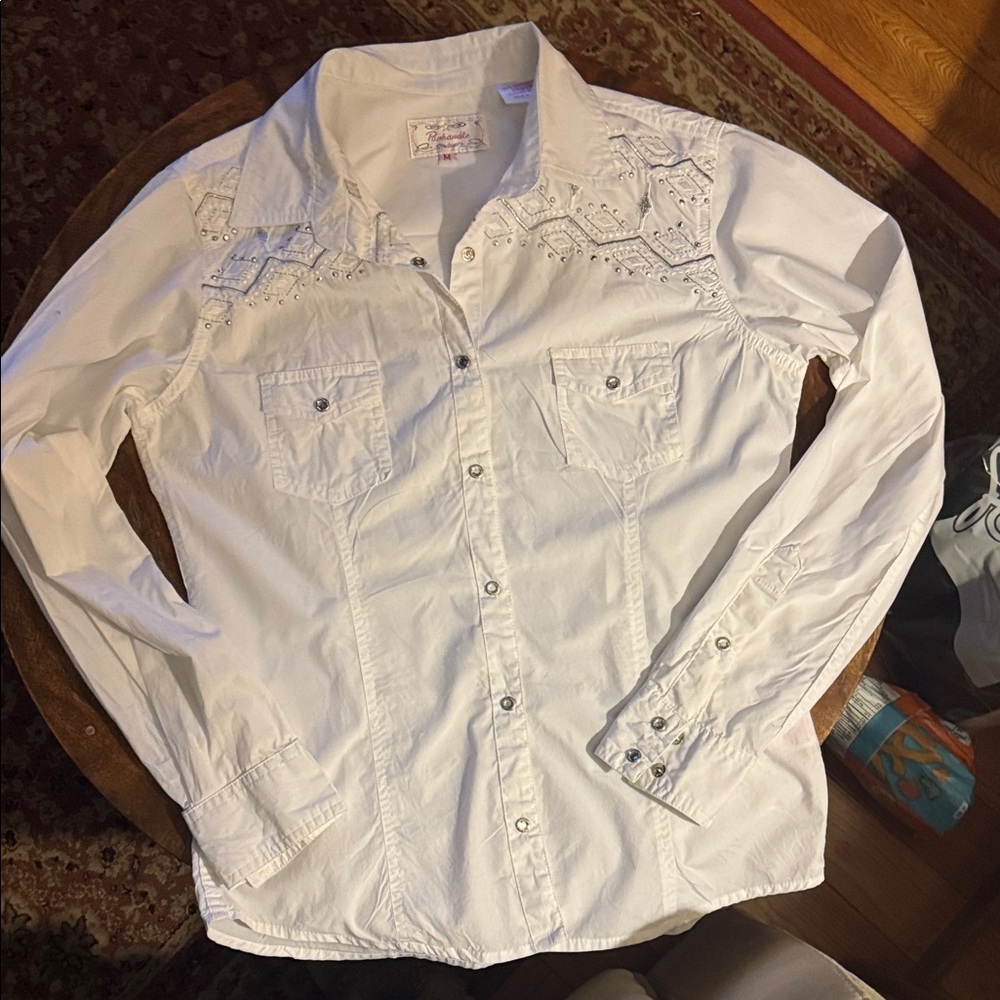 Elegant Woman’s white Western shirt with snaps